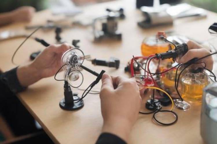 手工羽毛扇網(wǎng)站如何憑借傳統(tǒng)工藝傳承擴(kuò)大流量？同行都是怎么做的？